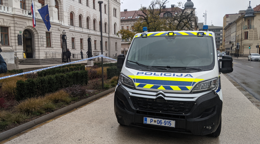 Sodna stavba v Ljubljani zaprta, vse okoli pa policisti. Izvedeli smo, kaj se dogaja (foto: Uredništvo)