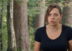 Mnogi mislijo, da prihaja Manja (Kmetija) iz bogate družine, a ona si lahko vse to privošči zaradi takšne službe, ki jo opravlja