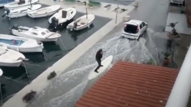 Ko poplave niso razlog za slabo voljo: Hrvata sta deskala na poplavljenem nabrežju (VIDEO) (foto: Posnetek zaslona/YouTube/)