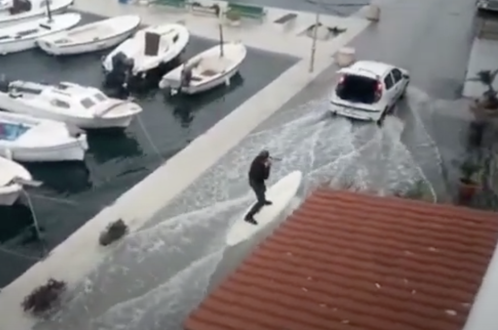 Ko poplave niso razlog za slabo voljo: Hrvata sta deskala na poplavljenem nabrežju (VIDEO) (foto: Posnetek zaslona/YouTube/)