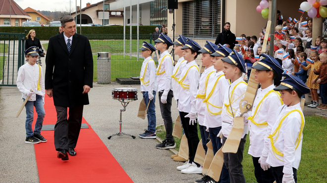 Učenci slovenske osnovne šole tako navdušili Pahorja, da jim je pripravil presenečenje (foto: Daniel Novakovič/STA)