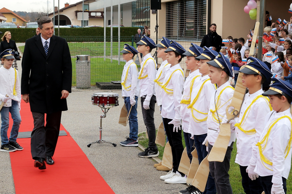 Učenci slovenske osnovne šole tako navdušili Pahorja, da jim je pripravil presenečenje (foto: Daniel Novakovič/STA)
