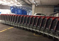 Stranka ogorčena: parkirišče za invalide ob slovenskem nakupovalnem centru zasedli nakupovalni vozički