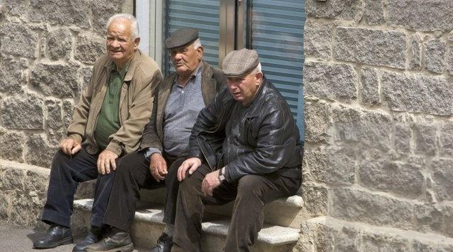 V tej vasi na Sardiniji živi največ 100-letnikov: "Ne jemljejo zdravil, jedo zdravo in živijo mirno" (foto: profimedia)