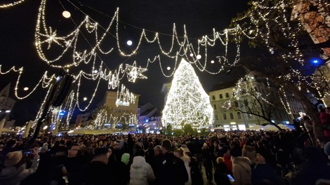 VIDEO: V središče Ljubljane se je ob prižigu prazničnih lučk nagnetlo ljudi iz cele Slovenije