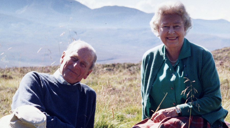 Elizabeta II. po več tednov ni videla princa Filipa: šlo je le za redka srečanja (foto: Twitter/Angelina - Royal Watcher)
