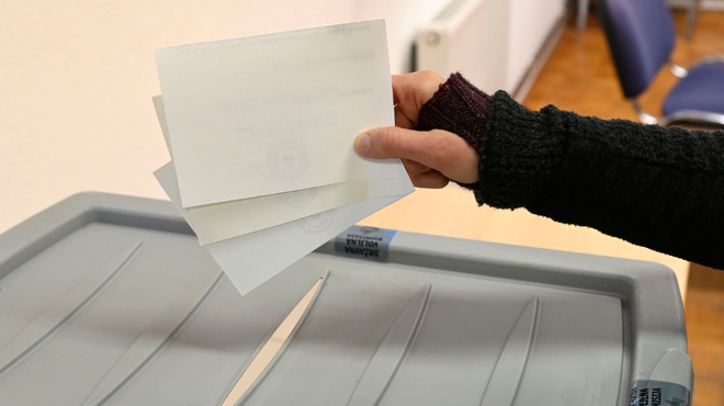 Na volišče že več kot 450 tisoč ljudi: Golob "niti sekundo ne dvomi v izid" (foto: Žiga Živulović jr./BOBO)