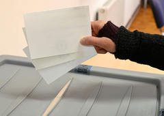 Na volišče že več kot 450 tisoč ljudi: Golob "niti sekundo ne dvomi v izid"