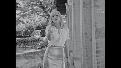 Ali veste, čigava hči je lepa svetlolaska s fotografije? Njeno mamo pozna vsa Slovenija
