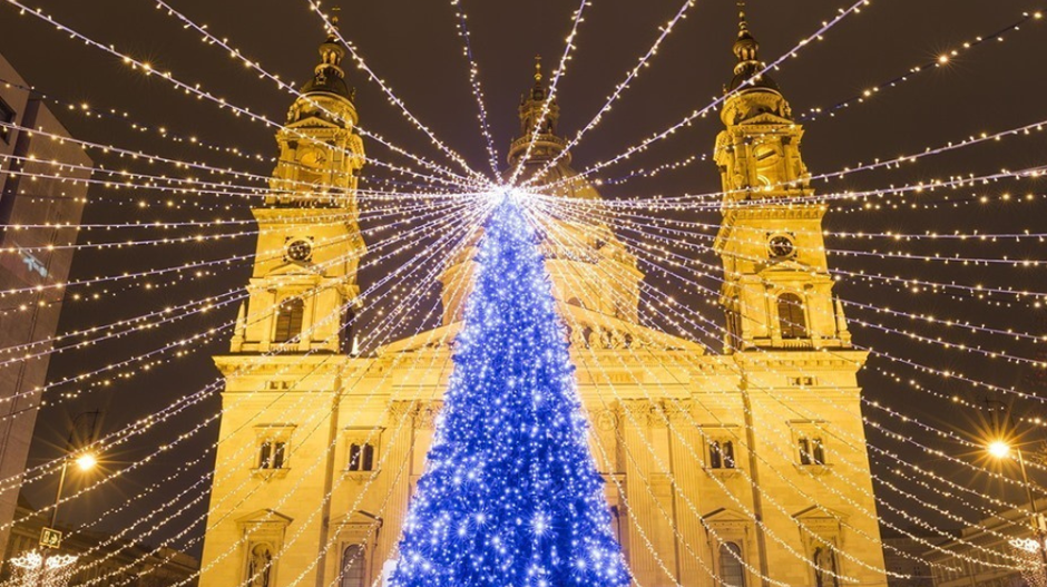 Na fotografiji je praznično okrašena Budimpešta. Koliko božičnih sejmov ste že obiskali in menite, da ste vse, ki vam jih …