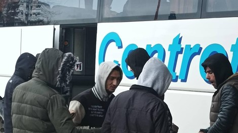 Na poti z obupanimi migranti v Bosni in Hercegovini, ki so jih na meji pretepli in oropali