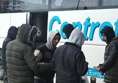 Na poti z obupanimi migranti v Bosni in Hercegovini, ki so jih na meji pretepli in oropali