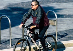 Voznikom avtomobila 4 tisoč evrov, če preidejo na električno kolo