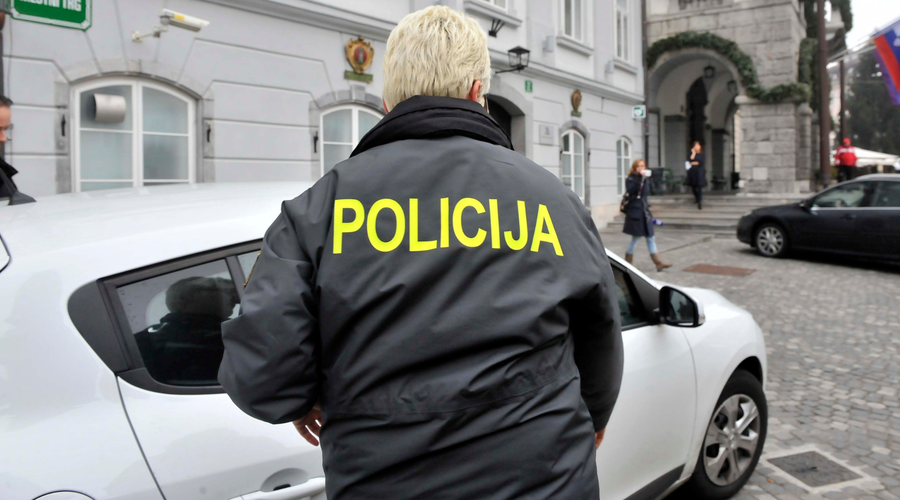 71-letna voznica z ukradenimi registrskimi tablicami povzročila prometno nesrečo in pobegnila (foto: Borut Živulovič/Bobo)