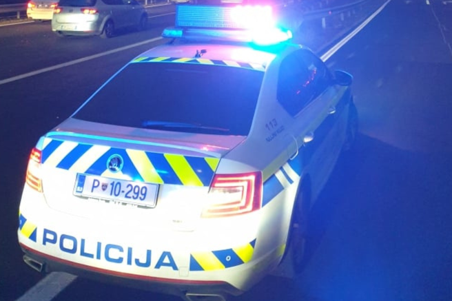 Mladoletniki nasilno napadli vrstnike v Novem mestu, starš napadel policista