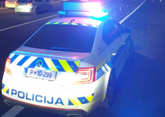 Vratolomna akcija v Novem mestu: osumljenec med begom večkrat trčil v policiste