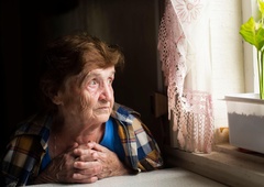 Zaposleni v centru za socialno delo na dopustih, potrebne pomoči pošiljajo k humanitarcem: "Naj vam oni 'zrihtajo' kaj financ"