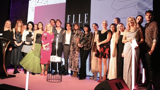 Na odru med podelitvijo nagrad Elle velik spodrsljaj: "Vsa čast steklarju, da se ni razbila ..." (FOTO in VIDEO)