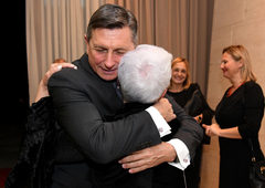 Ganljivo srečanje Boruta Pahorja in Jadranke Kosor: drug drugega kar nista hotela izpustiti (VIDEO)