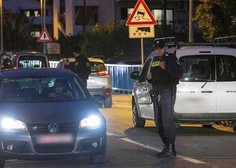 V Splitu kot sredi filmske akcije: policisti pregledujejo vsako vozilo