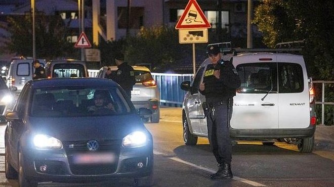 V Splitu kot sredi filmske akcije: policisti pregledujejo vsako vozilo (foto: Slobodna Dalmacija)