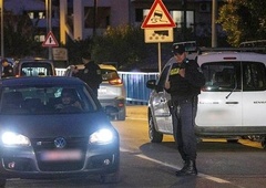 V Splitu kot sredi filmske akcije: policisti pregledujejo vsako vozilo