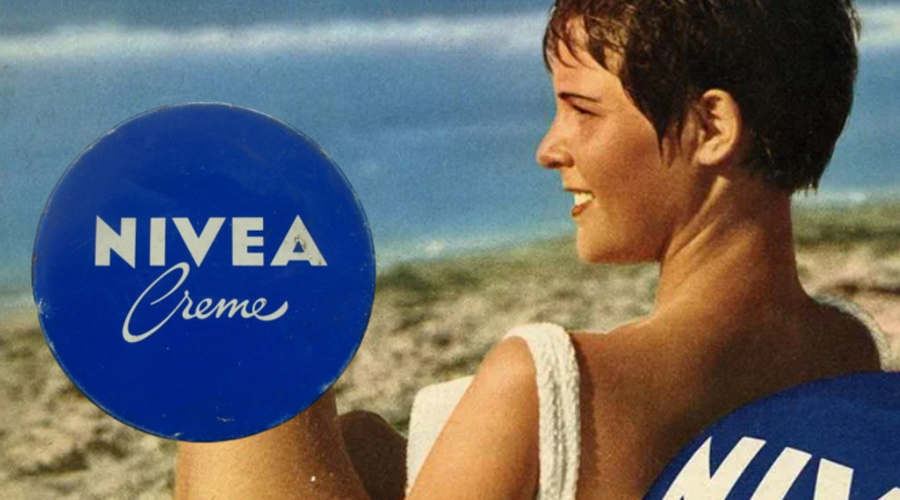 Tudi vas modra kovinska posodica, ki so jo uporabljale že naše babice, spominja na otroštvo? (foto: Nivea.hr/Kupindo.com/fotomontaža)