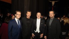 Maestru so čestitali novi dirigent ljubljanske Opere Ayrton Desimpelaere in umetniška direktorja opere in baleta, Renato Zanella in Marko Hribernik.