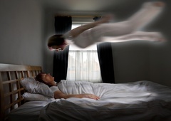 Lucidno umiranje: o tej izkušnji poroča vsak peti, ki ga na bolnišnični mizi oživijo