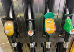 Cena nafte skoraj enaka kot na začetku leta, cena naftnih derivatov občutno višja, kaj je razlog?