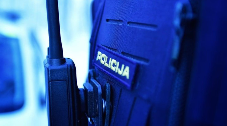 Rop v Ljubljani: ogrozila sta prodajalkino življenje in s kraja zbežala (foto: PU Novo mesto)