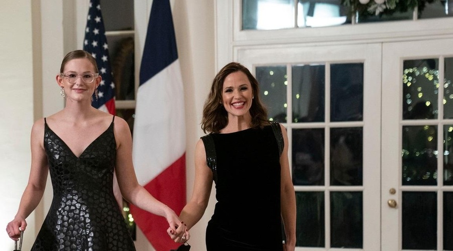 Jennifer Garner na sprejem v Belo hišo ni prišla sama: kdo je to dekle? (foto: Profimedia)