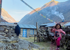 Pravljičnih 7 let po katastrofalnem potresu v Nepalu šola za 400 otrok končno stoji