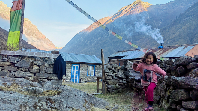 Pravljičnih 7 let po katastrofalnem potresu v Nepalu šola za 400 otrok končno stoji (foto: Anja Kovačič)