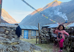 Pravljičnih 7 let po katastrofalnem potresu v Nepalu šola za 400 otrok končno stoji