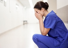 Pismo zdravnice, ki je šokiralo Slovenijo: "Brez pavze za malico in stranišče, ljudje pa so tolkli po vratih in izvajali psihično nasilje"