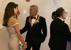 Na rdeči preprogi se je Amal Clooney pripetila nezgoda