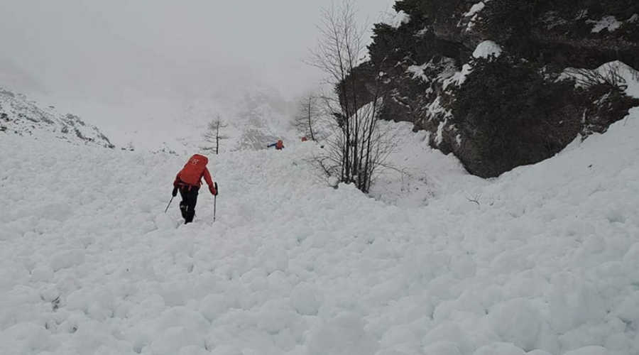Plaz odnesel dva planinca: oba sta huje poškodovana (foto: Facebook/Gorska reševalna zveza Slovenije)
