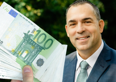 Poslanec SDS, ki je izgubil stavo za tisoč evrov, izpolnil obljubo