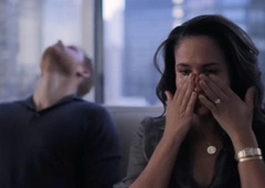 V dokumentarcu o Harryju in Meghan so ponaredili prizor, besni gledalci ju že obtožujejo laganja