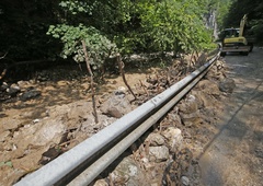 Zaradi plazov, podrtih dreves in poplavljenih cestišč zaprte nekatere ceste: preverite, katerim odsekom se morate izogniti