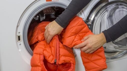 Največja napaka pri pranju zimskega plašča in bunde, ki nas lahko drago stane