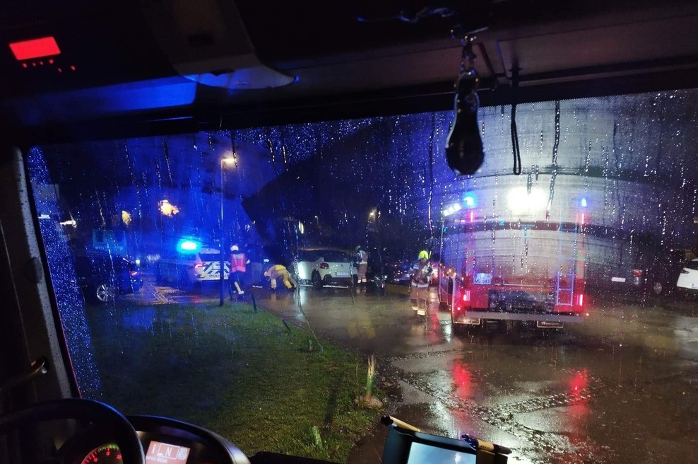 Ljubljanski gasilci so zaradi odvrženih pirotehničnih izdelkov imeli polne roke dela (foto: PGD Zgornja Šiška/Facebook)