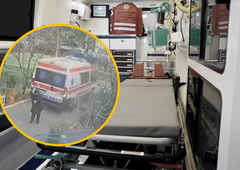 VIDEO: Reševalci zbili peško, ki je ostala ukleščena pod vozilom (vse je posnela kamera)