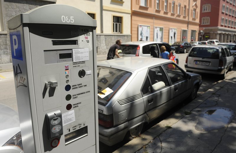 V coni 1 so v Ljubljani do dovolilnic za parkiranje upravičeni samo stanovalci s stalnim bivališčem za lastna vozila na območju cone, v conah 2 in 3 pa tudi stanovalci z začasnim prebivališčem na tem območju.