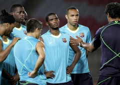 (VIDEO) Legendarni nogometaš poskrbel za hud incident v Katarju: s pestmi obračunal z 'nadležnim' oboževalcem s kamero