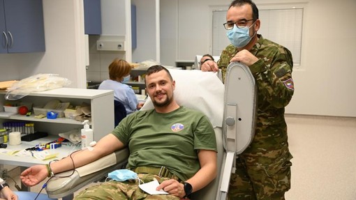 UKC Maribor potrebuje dodatne zaloge krvi: poleg slovenskih vojakov se je že odzval znani voditelj (FOTO)