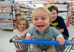 Grozljiva nesreča: deklica v trgovini umrla pred očmi staršev