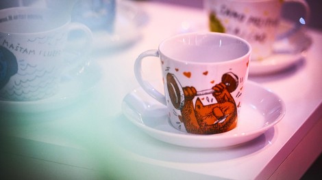 Umetnost na skodelici kave: Barcaffè povezal umetnika Sandra in Lunarja ter ustvaril skodelice, ki bodo navdihovale vse domove