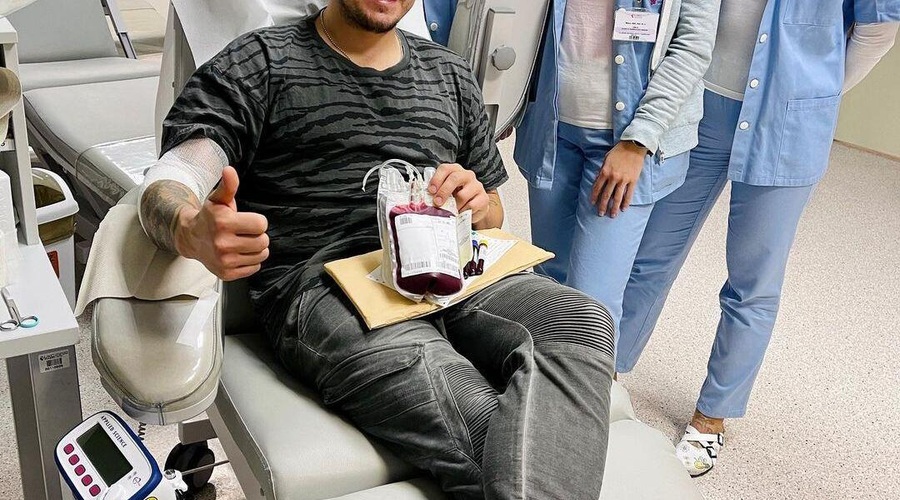 Znani slovenski pevec in voditelj iz bolnišnice kliče na pomoč: "Prosim vas, da se odzovete!" (foto: Instagram/Tim Kores, fotomontaža)
